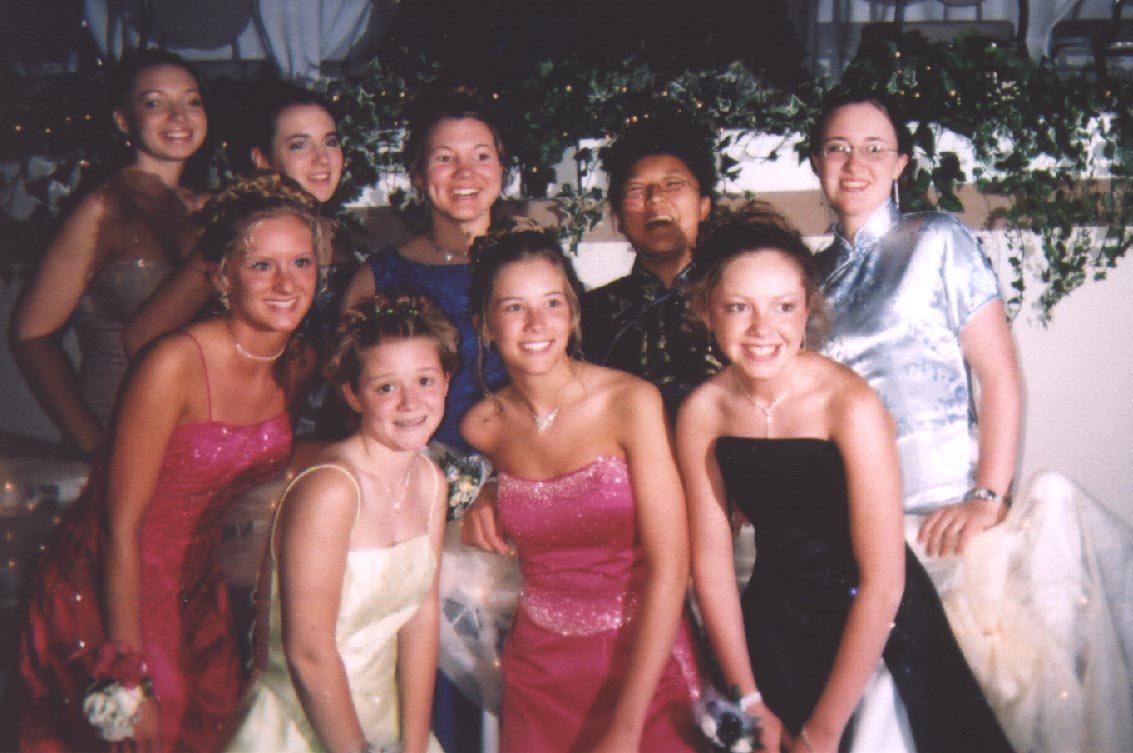 prom03-girls_pose.jpg