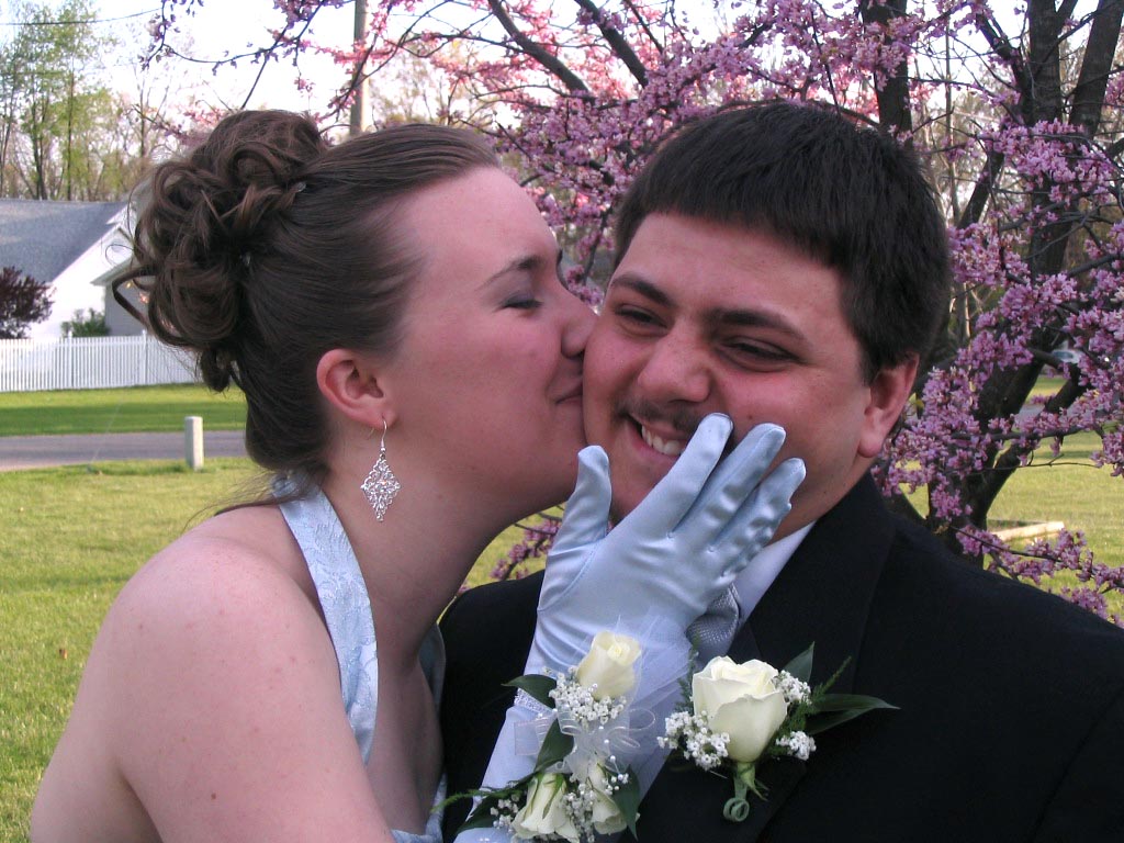 prom_05_smooch.jpg